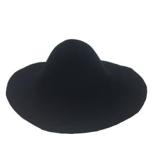Op de afbeelding: Een zwarte wollen hoed met een brede rand en een ronde kroon.