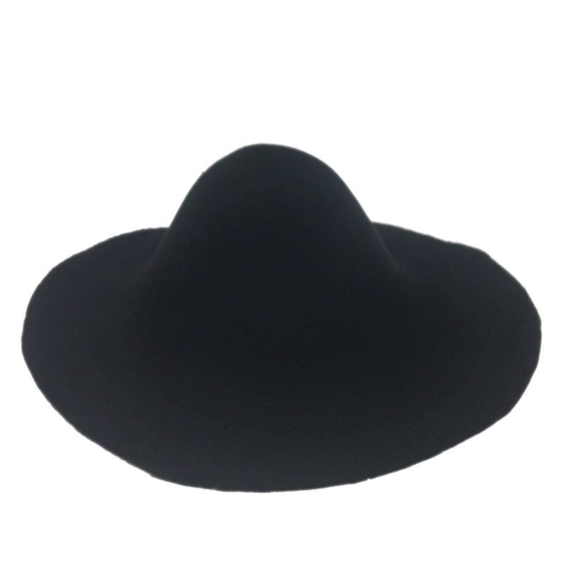 Op de afbeelding: Een zwarte wollen hoed met een brede rand en een ronde kroon.