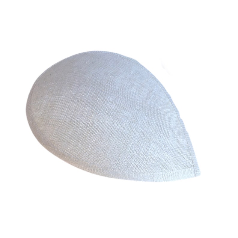 Puede incluir: Un sombrero blanco de forma ovalada hecho de tejido tejido. El sombrero est&aacute; dise&ntilde;ado para ser usado en la cabeza.