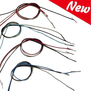 Puede incluir: Un conjunto de seis cables con diferentes fundas de colores, cada uno con un conector metálico en el extremo. Los cables están enrollados y dispuestos en un patrón sobre un fondo blanco.