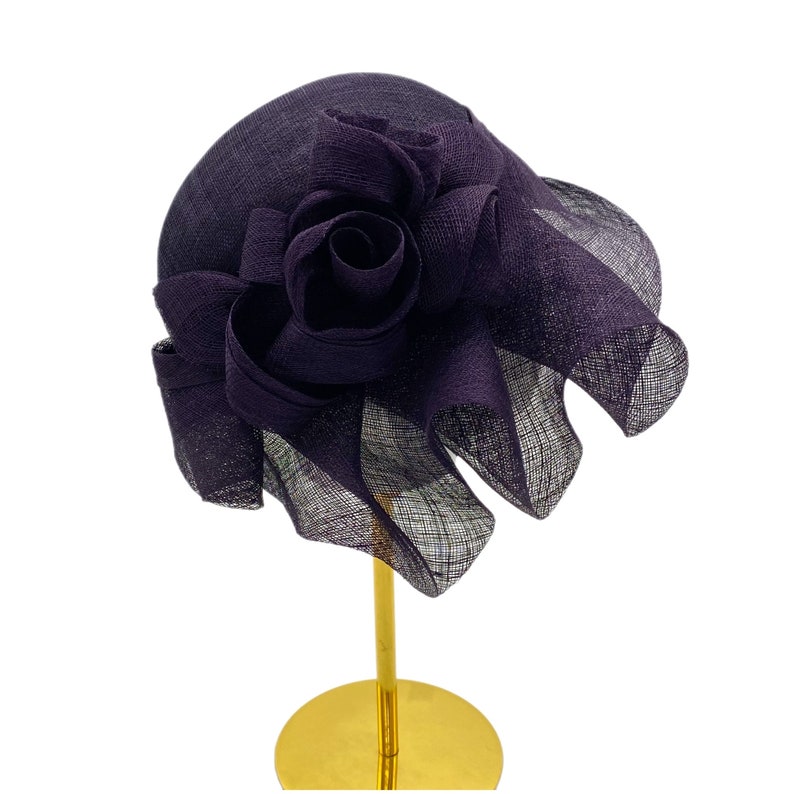 Azalea Cloche mit Blumen Derby Hochzeit Hut Purple