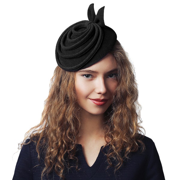 Schwarzer Fascinator aus Haarfilz Elegante Wintermütze
