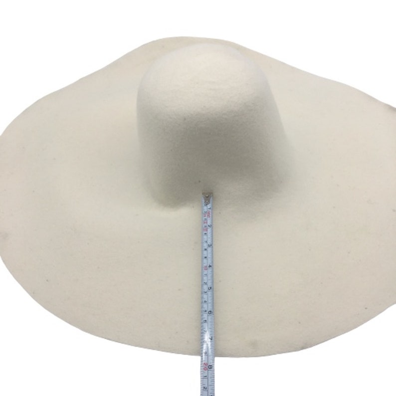 Giant felt capeline