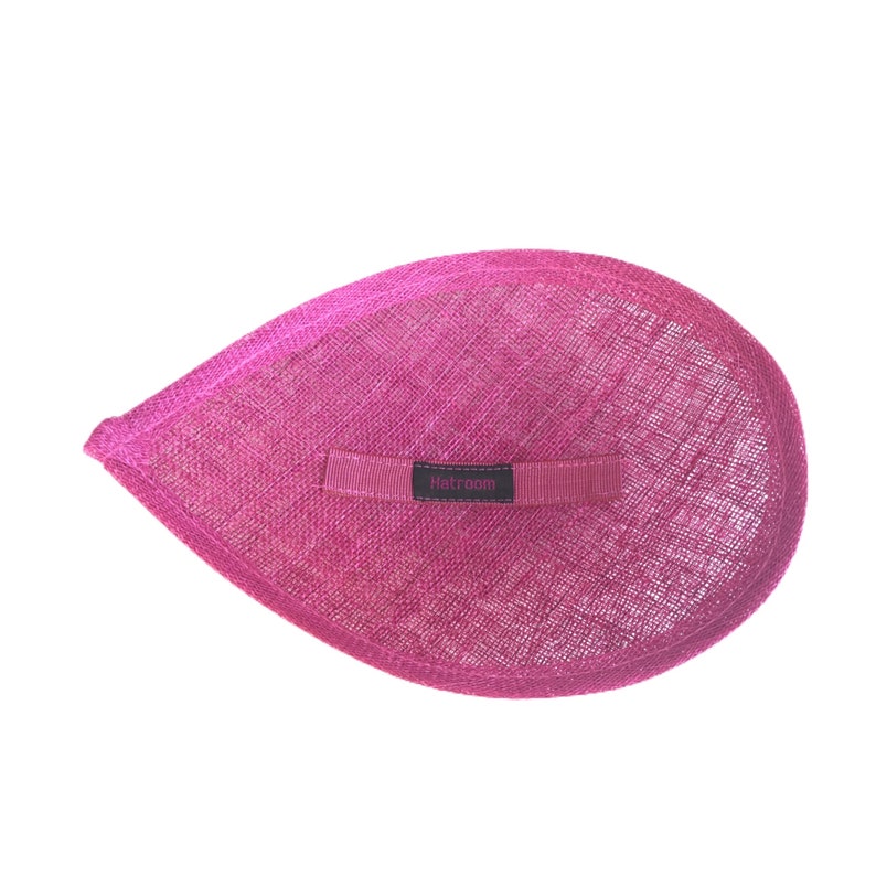 Puede incluir: Un sombrero de tela rosa con una etiqueta negra que dice "Hatroom".
