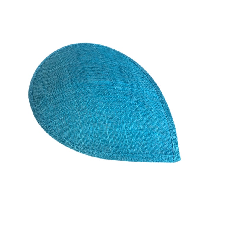 Puede incluir: Un sombrero de tela azul turquesa con forma de l&aacute;grima.