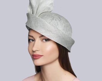 Kreativ Sinamay Cloche med fjädrar Dam Derby Tea Party Hat