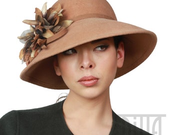 Elegante sombrero de ala ancha de fieltro de pelo con crisantemo.