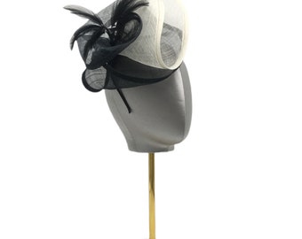 Delikat Fascinatorhatt Svart & Vit Blomma
