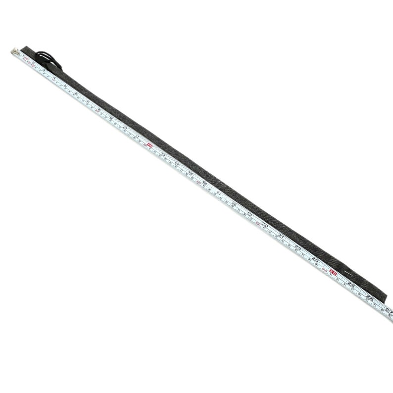 K&ouml;nnte beinhalten: Eine schwarze Lederpeitsche mit geflochtenem Griff und einer L&auml;nge von 91,44 cm.