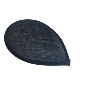 Puede incluir: Una base de sombrero ovalada negra hecha de paja tejida con un borde negro.
