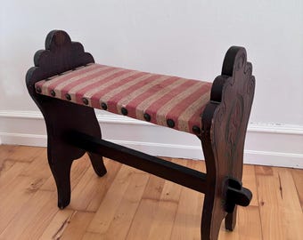 Banco de entrada español vintage de mediados de siglo con tapicería a rayas.