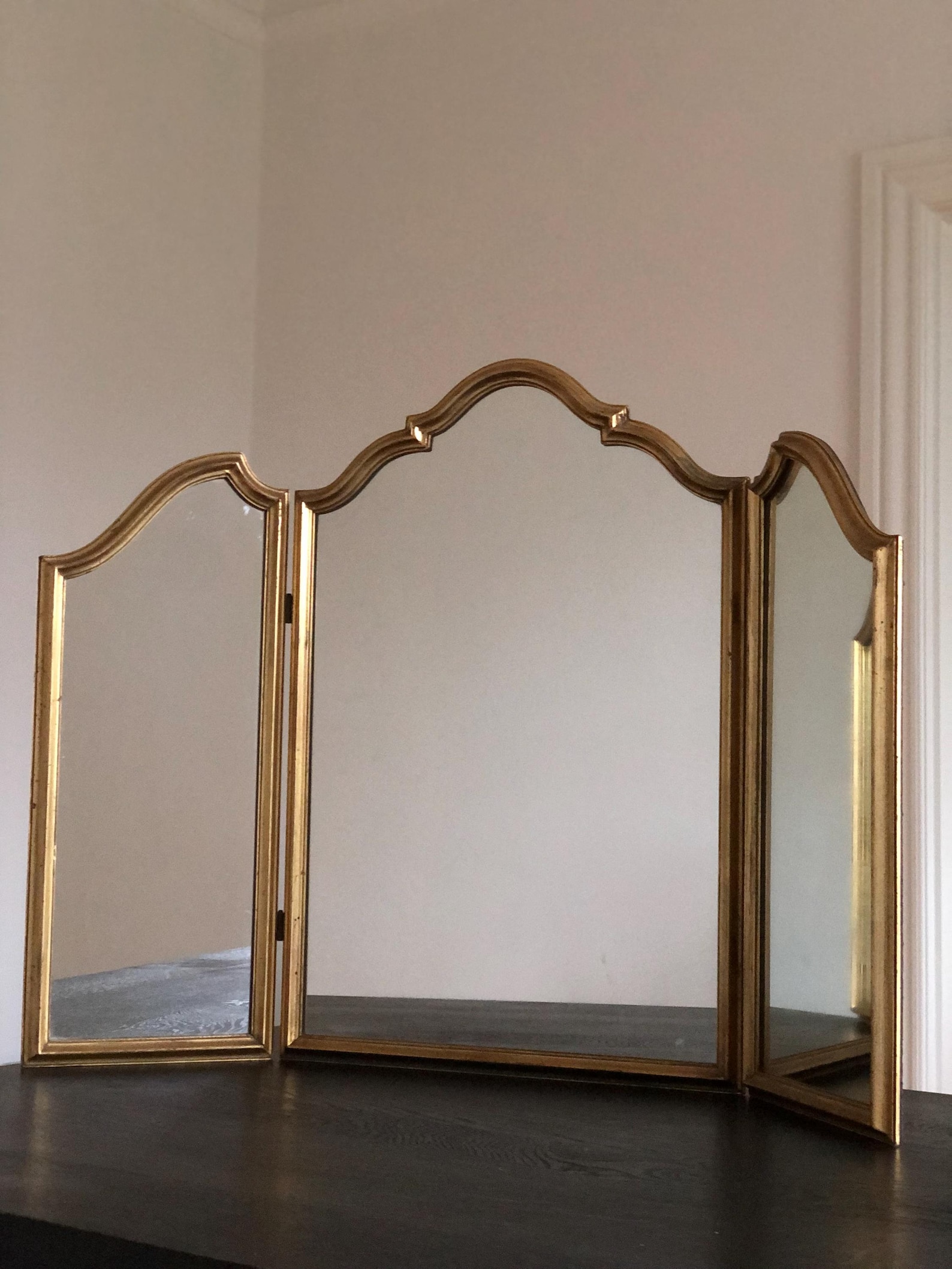 Select Mirrors Ella Spiegel – Tri Fold Kaptafel Spiegel – 74cm x 55cm - Versierd, Shabby Chic Stijl (Antiek Zilver