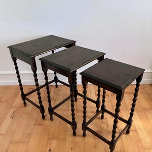 Juego vintage de 3 mesas auxiliares nido de nogal con diseño de espiga retorcida, estilo inglés de la década de 1940.