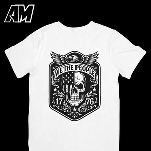 Puede incluir: Camiseta blanca con un dise&ntilde;o gr&aacute;fico en blanco y negro. El dise&ntilde;o presenta una calavera, la bandera estadounidense, un &aacute;guila y el texto "WE THE PEOPLE" y "1776". La camiseta tiene mangas cortas y cuello redondo.