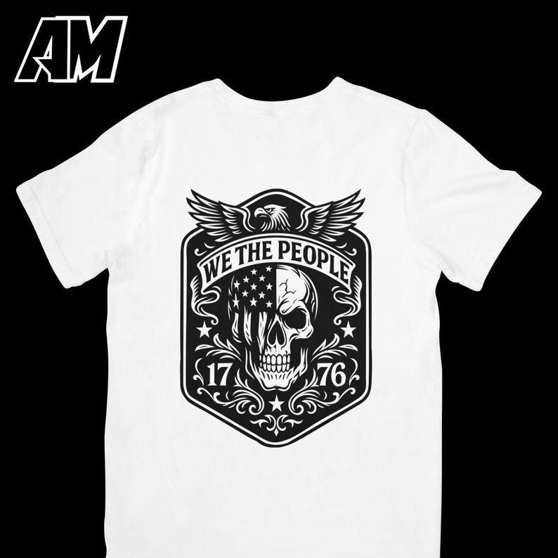 Puede incluir: Camiseta blanca con un dise&ntilde;o gr&aacute;fico en blanco y negro. El dise&ntilde;o presenta una calavera, la bandera estadounidense, un &aacute;guila y el texto "WE THE PEOPLE" y "1776". La camiseta tiene mangas cortas y cuello redondo.