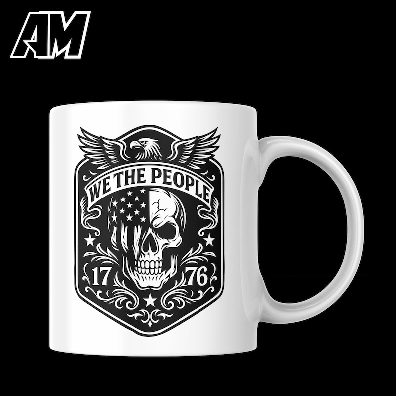 Puede incluir: Taza de cer&aacute;mica blanca con un dise&ntilde;o gr&aacute;fico en blanco y negro. El dise&ntilde;o incluye una calavera, un &aacute;guila, estrellas y el texto "WE THE PEOPLE" y "1776". La taza tiene un asa curva y un acabado brillante.