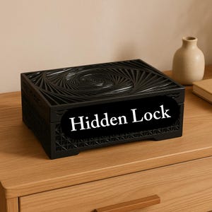 Puede incluir: Caja rectangular negra con un diseño en espiral en la tapa y el texto "Hidden Lock" en la parte delantera. La caja está sobre una superficie de madera.