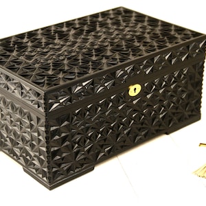 Handgeschnitzte schwarze Schmuckschatulle - geometrische hölzerne Aufbewahrungsbox, elegante Lock-Box, handgefertigte dekorative Aufbewahrungskiste für Andenken
