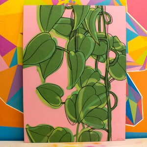 Może przedstawiać: Różowe tło z zielonym wzorem winorośli. Liście są narysowane w szczegółowym stylu z fakturą kropkowaną.