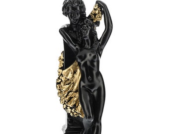 Puede incluir: Estatua negra y dorada de una pareja abrazándose. La mujer sostiene un drapeado de tela de color dorado. La estatua está hecha de resina y es una pieza decorativa para el hogar.