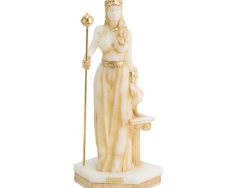 ギリシャ・ローマ彫刻②　花輪を持つ女性像 ギリシャ・ローマ彫刻② 花輪を持つ女性像 - メルカリ