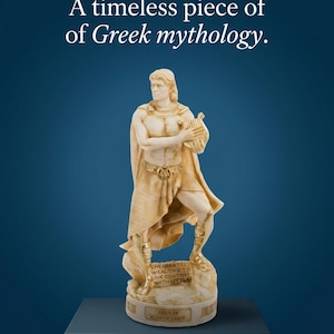 Può includere: Una statua color crema di una figura maschile che tiene in mano una lira, indossando un mantello e sandali. La base presenta il testo "THE GREATEST WEALTH IS TO LIVE CONTENT WITH LITTLE" e "PLATO GOD OF MEN". Il testo in alto recita "STEF COLLECTION A timeless piece of Greek mythology."