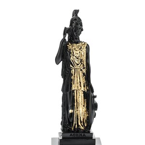 Może przedstawiać: Czarno-złota statua Ateny, greckiej bogini mądrości i wojny, stojąca na czarnej podstawie z napisem "ATHENA".