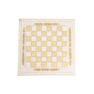 K&ouml;nnte beinhalten: Ein quadratisches Schachbrett mit zweifarbigem Schachmuster in Gold und Wei&szlig;. Das Brett tr&auml;gt den Text "THE KINGS GAME" und griechischen Text um den Rand. Das Brett besteht aus einem hellfarbigen Material.