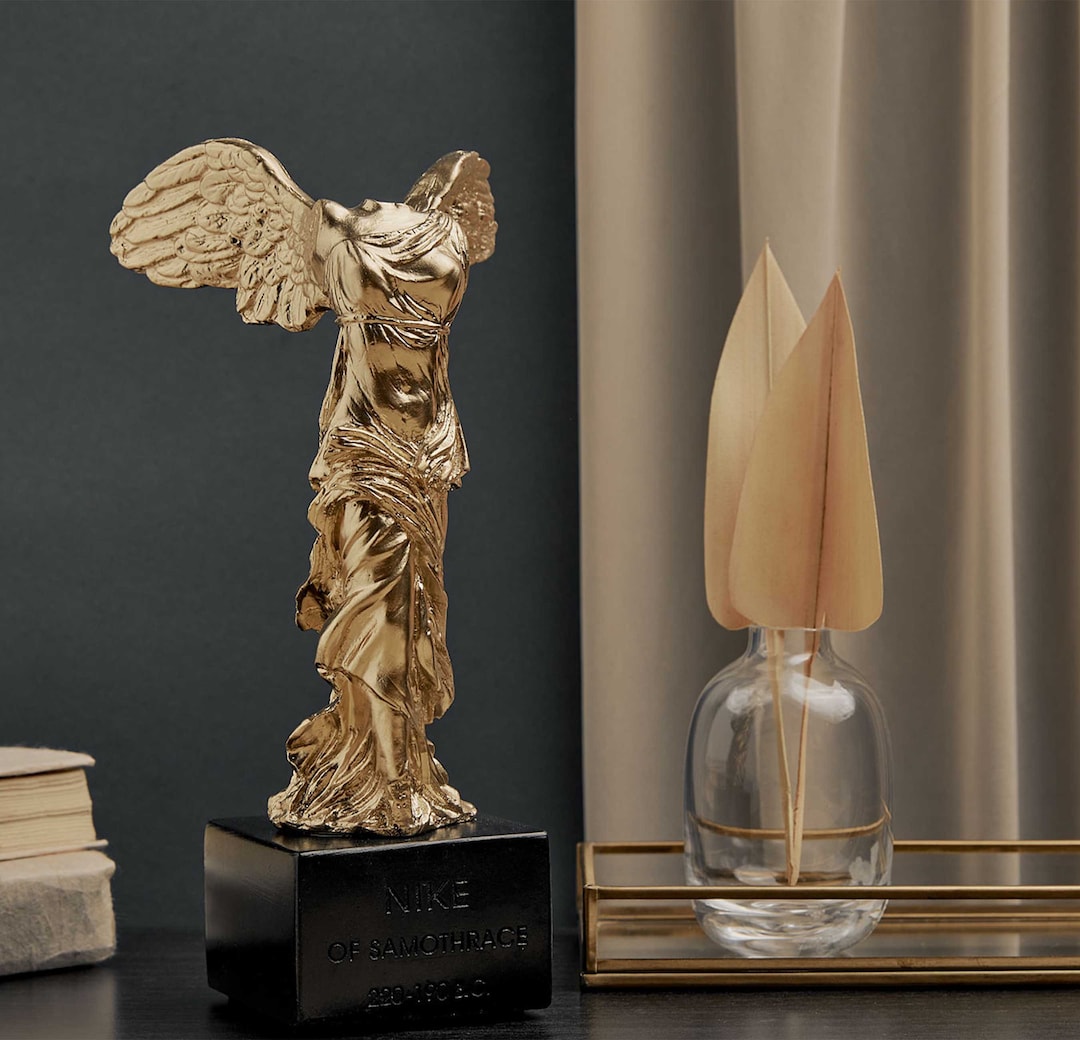winged nike of samothrace sculpture