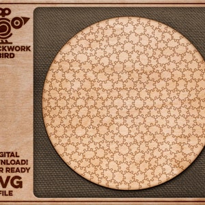 Puede incluir: Un rompecabezas de madera cortado con láser con forma circular y un diseño complejo. El rompecabezas está hecho de madera marrón claro y tiene un patrón intrincado de piezas que se entrelazan. El texto "CLOCKWORK BIRD" es visible en la esquina superior izquierda de la imagen. El texto "DIGITAL DOWNLOAD! LASER READY SVG FILE" es visible en la esquina inferior izquierda de la imagen.