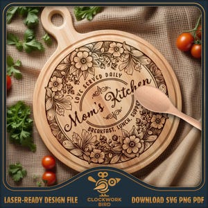 Puede incluir: Una tabla de cortar redonda de madera con mango, que presenta un diseño de corona floral grabado con láser alrededor del texto "Mom's Kitchen", "LOVE SERVED DAILY" y "BREAKFAST, LUNCH, SUPPER". Una cuchara de madera descansa sobre la tabla.