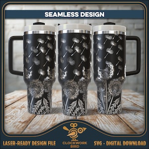 Könnte beinhalten: Drei schwarze Becher mit Henkeln und weißen Deckeln, die ein nahtloses Design aus weißen Löwenzahnblüten und fliegenden Samen zeigen. Der Text SEAMLESS DESIGN, LASER-READY DESIGN FILE und CLOCKWORK BIRD SVG - DIGITAL DOWNLOAD ist sichtbar.