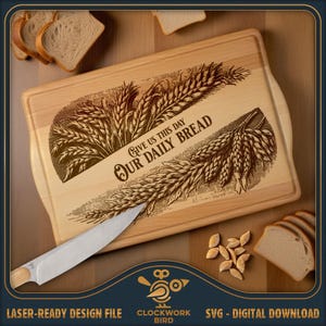Könnte beinhalten: Ein rechteckiges Schneidebrett aus hellem Holz mit einer lasergravierten Darstellung von Weizenähren und dem Text "GIVE US THIS DAY OUR DAILY BREAD". Ein silberfarbenes Küchenmesser mit Holzgriff liegt quer über der unteren Ecke des Brettes.
