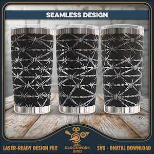 Könnte beinhalten: Drei Edelstahlbecher mit einem schwarzen und silbernen Stacheldrahtmuster. Die Becher sind nahtlos und haben einen silbernen Deckel.