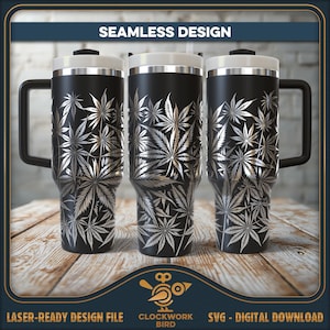 Könnte beinhalten: Drei schwarze Reisebecher mit einem silbernen Cannabisblatt-Design. Jeder Becher hat einen schwarzen Griff, einen weißen Deckel und einen silbernen Rand. Die Worte "SEAMLESS DESIGN" stehen oben. Der untere Teil des Bildes enthält die Worte "LASER-READY DESIGN FILE" und "SVG - DIGITAL DOWNLOAD".