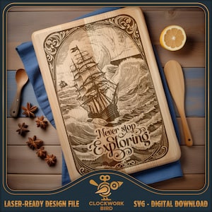 Può includere: Un tagliere in legno con un'immagine incisa di una nave che naviga attraverso onde agitate. Il testo "Never stop exploring" è inciso sotto la nave. Il tagliere è circondato da una cornice decorativa.