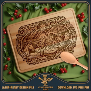 Peut inclure: Un planche à découper en bois clair avec une scène de la Nativité gravée en détail. La conception comprend Marie, Joseph, l'enfant Jésus, un âne, un mouton et une vache. La planche est de forme rectangulaire et possède une bordure décorative. Une cuillère en bois repose sur le côté droit.