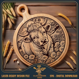 Puede incluir: Una tabla de cortar redonda de madera con una ilustración grabada con láser de una vaca de las Tierras Altas rodeada de flores. El texto "CLOCKWORK BIRD" y "LASER-READY DESIGN FILE SVG - DIGITAL DOWNLOAD" aparece en la parte inferior.