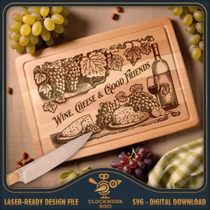 Op de afbeelding: Een rechthoekige snijplank van lichtgekleurd hout met een lasergegraveerde illustratie van druiven, een wijnfles, een wijnglas en kaas. De tekst "WINE, CHEESE & GOOD FRIENDS" staat in het midden gegraveerd. Een metalen mes ligt eronder.