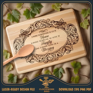Può includere: Un tagliere rettangolare in legno chiaro con una cornice ovale incisa al laser raffigurante due uccelli e decorazioni a foglia. Il testo recita: Having somewhere to go is home, having someone to love is family, and having both is a blessing.