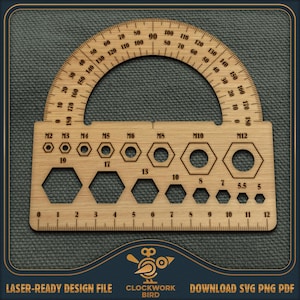 Puede incluir: Una herramienta de madera lista para láser con un transportador, agujeros numerados y recortes hexagonales para varios tamaños de pernos. La herramienta incluye medidas en centímetros y el texto "CLOCKWORK BIRD".