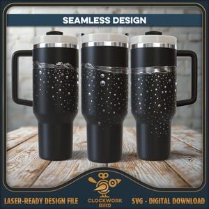 Könnte beinhalten: Ein schwarzer Edelstahlbecher mit einem weißen Design aus Wellen und Blasen. Der Becher hat einen Deckel und einen Griff. Das Design ist nahtlos und umläuft den gesamten Becher.