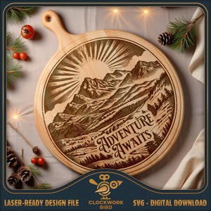 Tabla de cortar redonda SVG - Adventure Awaits: Mountain - Archivo láser Lazy Susan - Diseño de tabla de charcutería para grabar