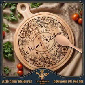 Peut inclure: Une planche à découper ronde en bois avec une poignée, gravée de motifs floraux et du texte "Mom's Kitchen". Une cuillère en bois repose sur la planche. Le texte "LOVE SERVED DAILY" et "BREAKFAST, LUNCH, SUPPER" sont également gravés.