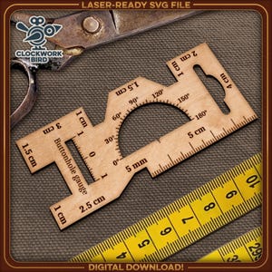 Puede incluir: Una herramienta de medición de ojales de madera marrón claro con marcas grabadas con láser para medidas en centímetros y milímetros, que incluye una escala de transportador de 0 a 180 grados y el texto Buttonhole gauge impreso.