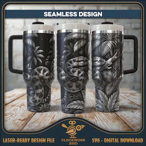 Könnte beinhalten: Drei schwarze Becher mit Griffen, die ein nahtloses, lasergraviertes Design einer Schlange zeigen, die sich zwischen tropischen Palmenblättern und Blattwerk windet. Der Text SEAMLESS DESIGN steht oben, und CLOCKWORK BIRD LASER-READY DESIGN FILE SVG - DIGITAL DOWNLOAD steht unten.