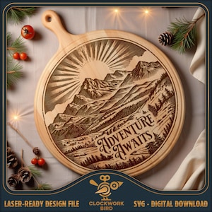 Peut inclure: Une planche de service ronde en bois clair avec une poignée, présentant une illustration gravée au laser d'une chaîne de montagnes sous un soleil rayonnant. Le texte Adventure Awaits est gravé dans une police cursive décorative.