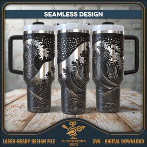 Pode incluir: Três copos de aço inoxidável preto e prateado com alças, apresentando um padrão de ondas gravado a laser. O texto SEAMLESS DESIGN, LASER-READY DESIGN FILE e CLOCKWORK BIRD SVG - DIGITAL DOWNLOAD é visível na imagem.