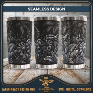 Puede incluir: Tres vasos de acero inoxidable con un diseño de selva en blanco y negro sin costuras que muestra una serpiente enroscada, hojas de palmera y árboles. El texto SEAMLESS DESIGN, LASER-READY DESIGN FILE, CLOCKWORK BIRD y SVG - DIGITAL DOWNLOAD es visible.