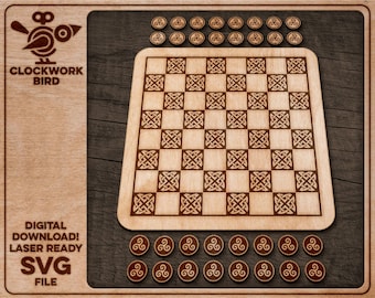 Könnte beinhalten: Ein Holzspielbrett mit einem Schachbrettmuster und keltischen Knotendesigns. Das Brett ist von 32 Holzspielsteinen mit einem keltischen Knotendesign umgeben. Der Text "CLOCKWORK BIRD" ist in der oberen linken Ecke des Bildes sichtbar.